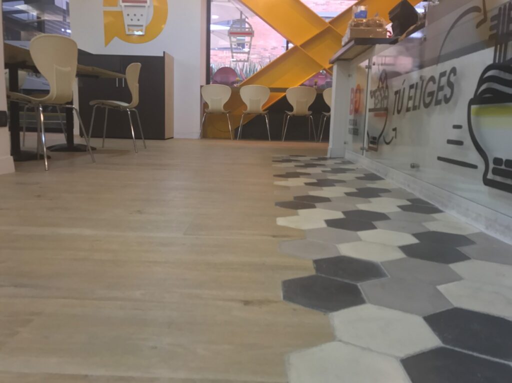 salón con piso de madera