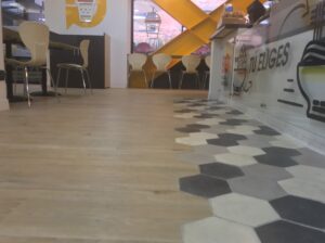 salón con piso de madera
