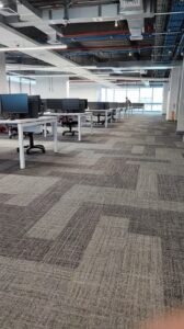 salón con piso laminado