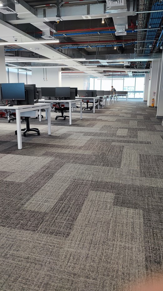 salón con piso laminado