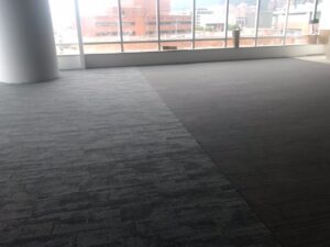 sala con ventanas